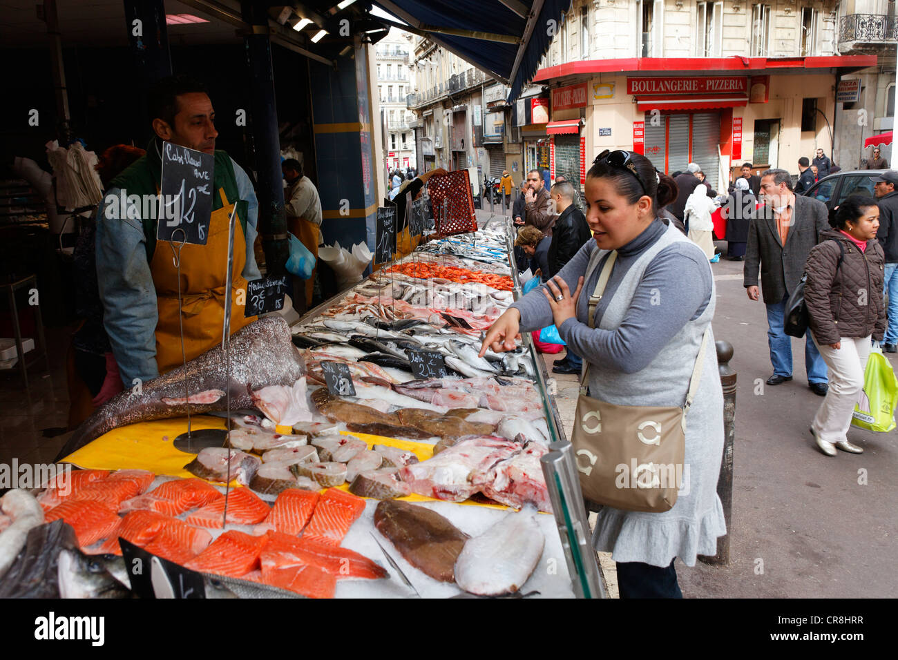 Francia, Bouches du Rhone, Marsiglia, pescivendolo cappucini sulla piazza del mercato Foto Stock
