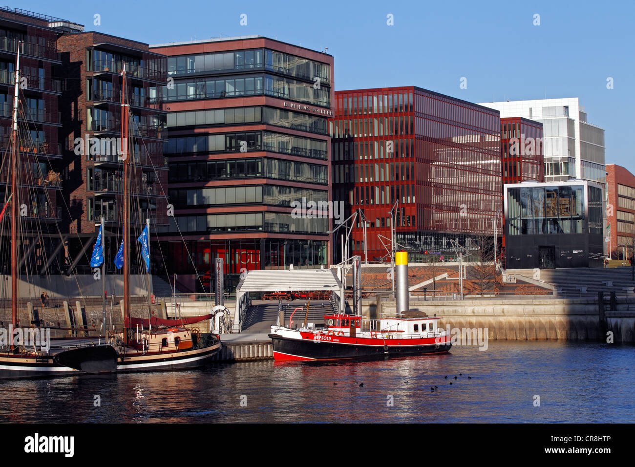 HafenCity di Amburgo sul fiume Elba e moderni appartamenti di lusso, edifici per uffici e la Woelbern Bank Building, navi storiche Foto Stock