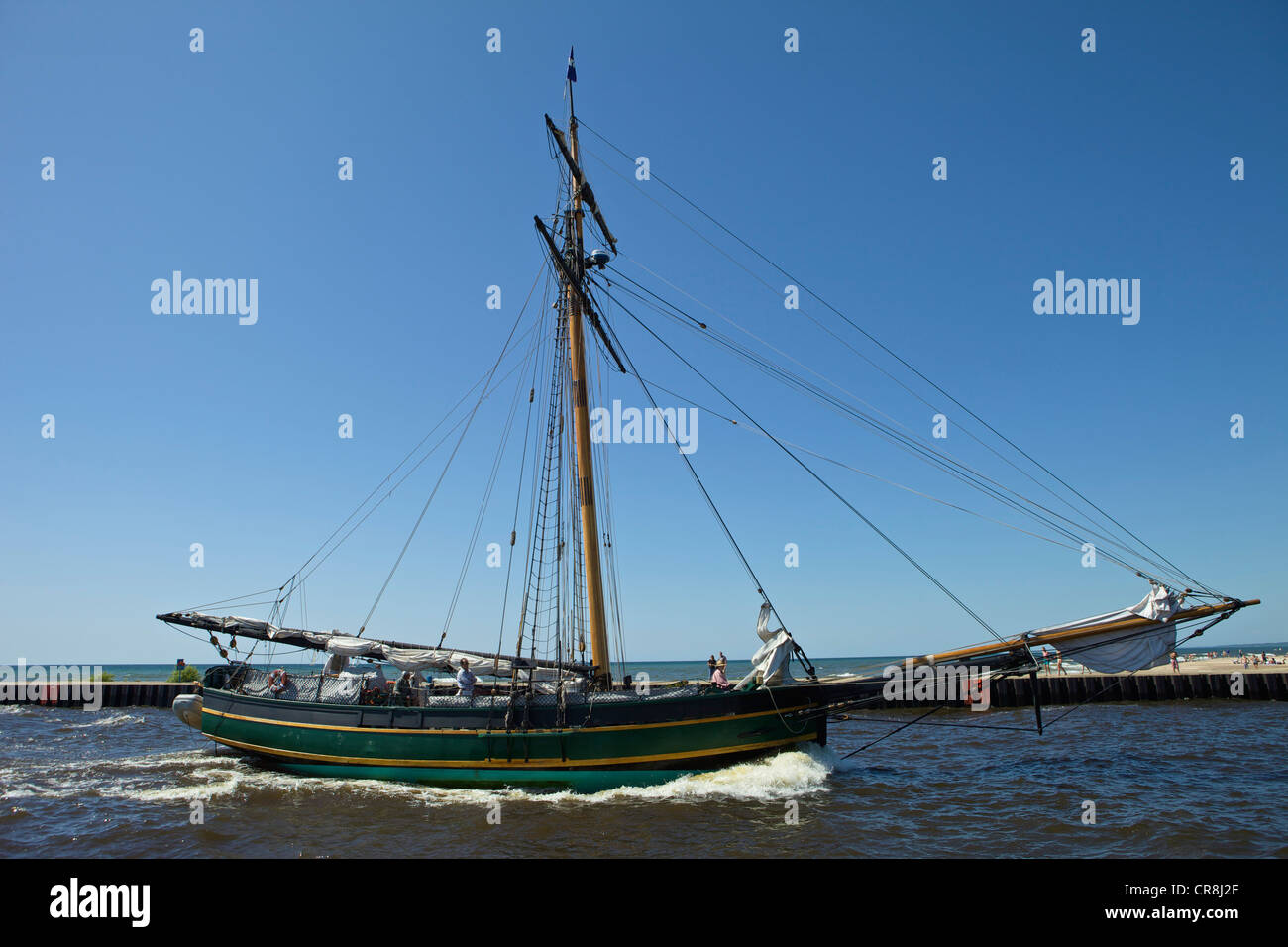 Gli Amici di buona volontà Sloop vela nel canale in Sud Haven Foto Stock