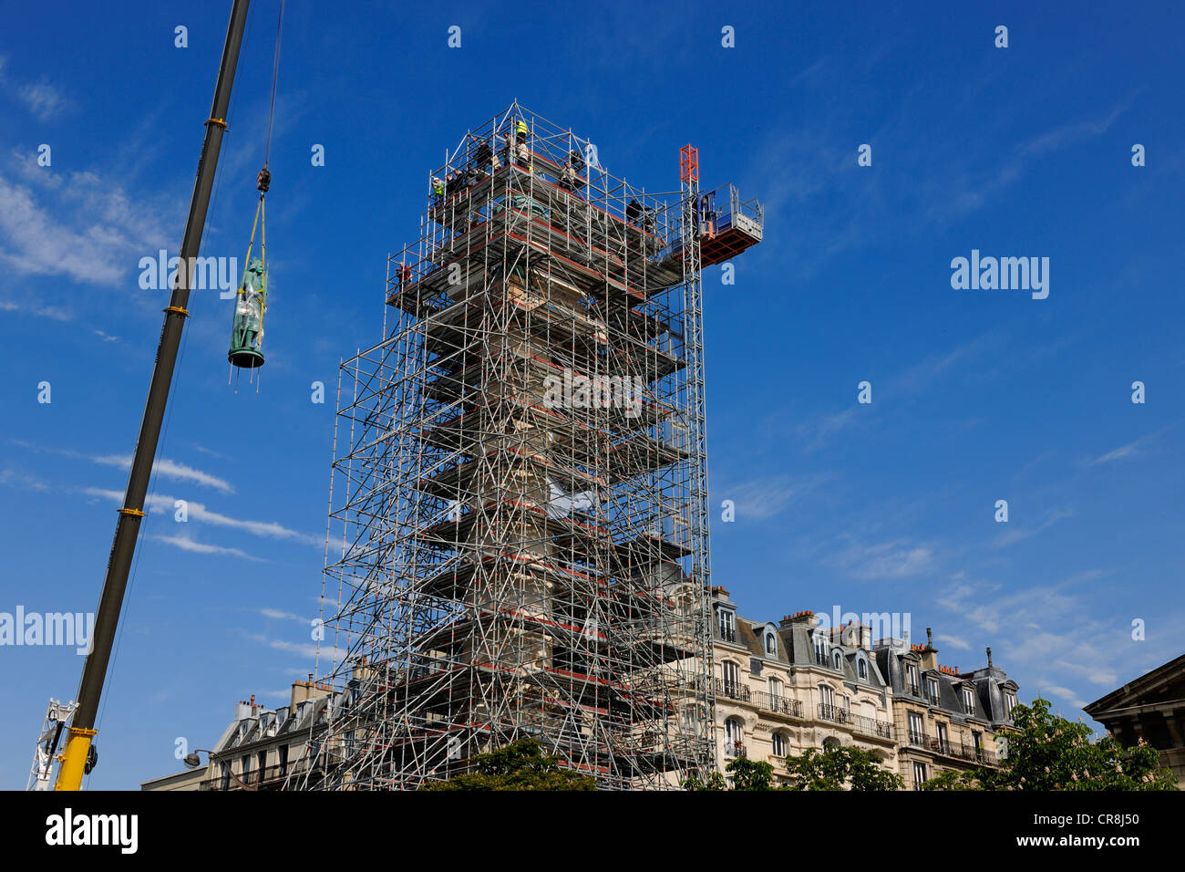 Francia, Parigi, Place de la Nation, il riposizionamento della statua di Saint Louis su una delle due colonne della barriera del trono Foto Stock