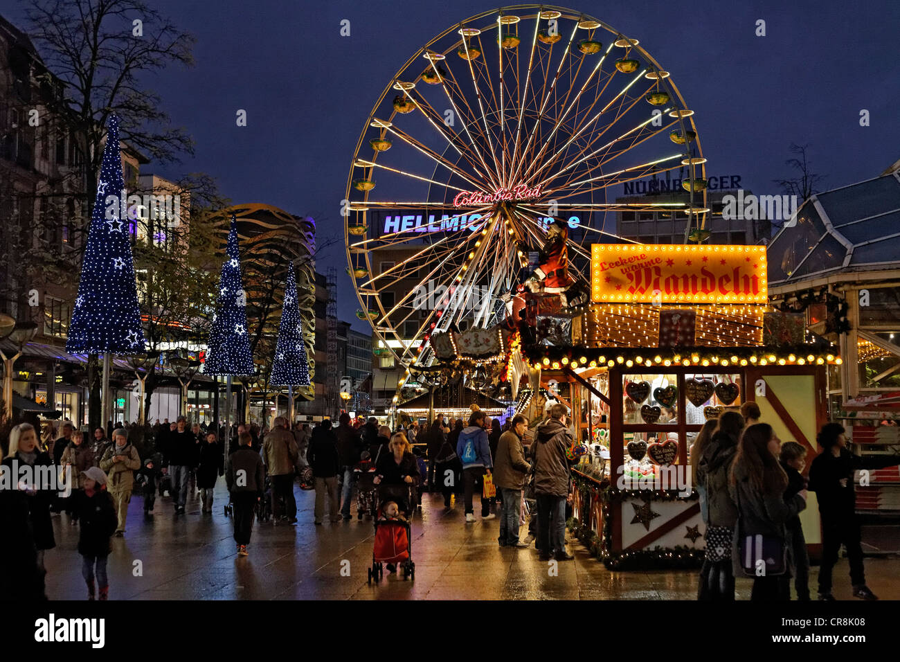 Mercatino di Natale con una ruota panoramica di notte, Koenigsstrasse street, Duisburg, Renania settentrionale-Vestfalia, Germania, Europa Foto Stock