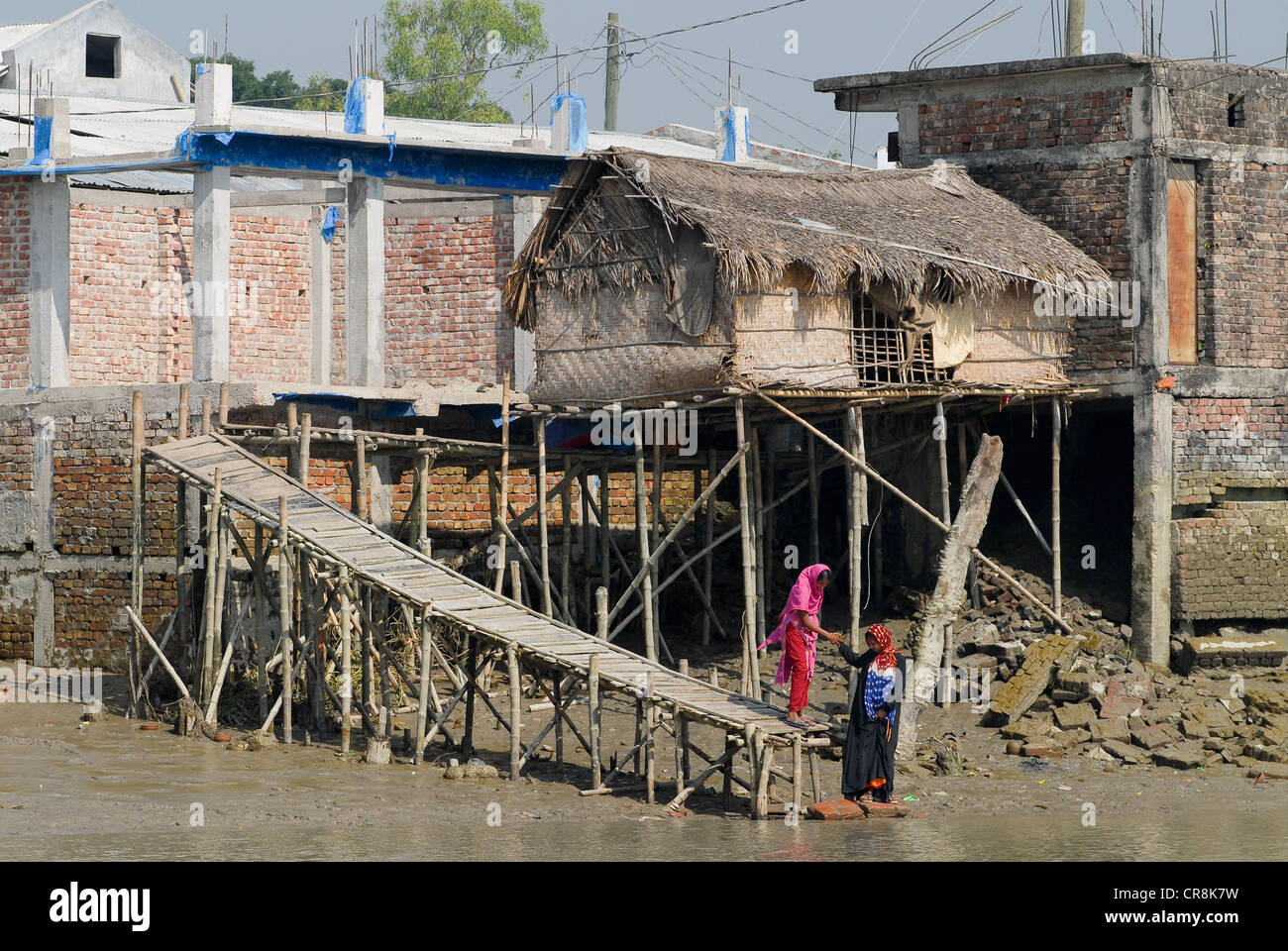 Bangladesh , river Shibsha vicino alla baia del Bengala, i popoli sono i più colpiti dal cambiamento climatico Foto Stock