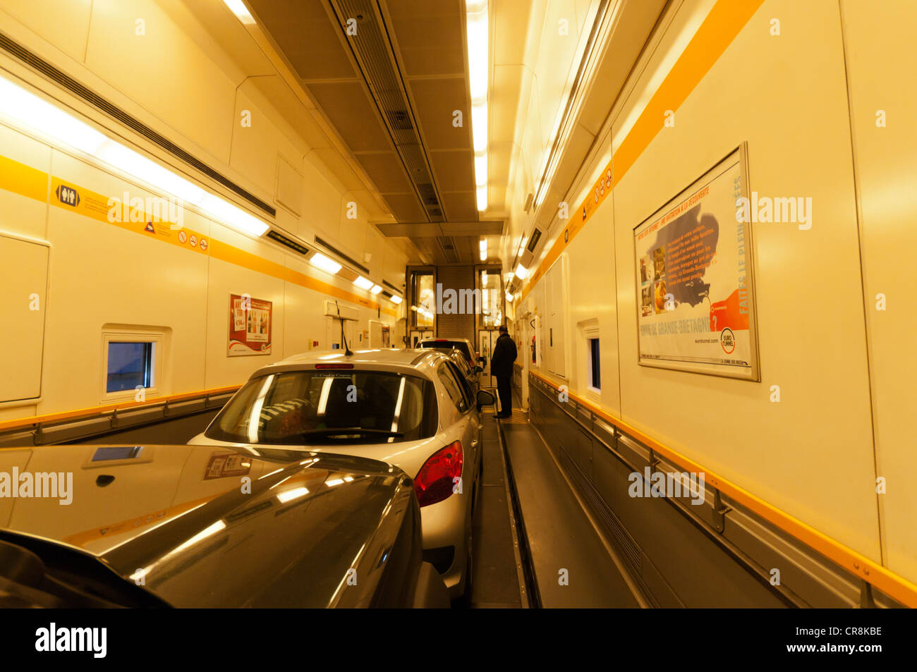 Le vetture in una doppia altezza piattaforma singola sezione di un treno Eurotunnel destinati a veicoli più elevata. Foto Stock