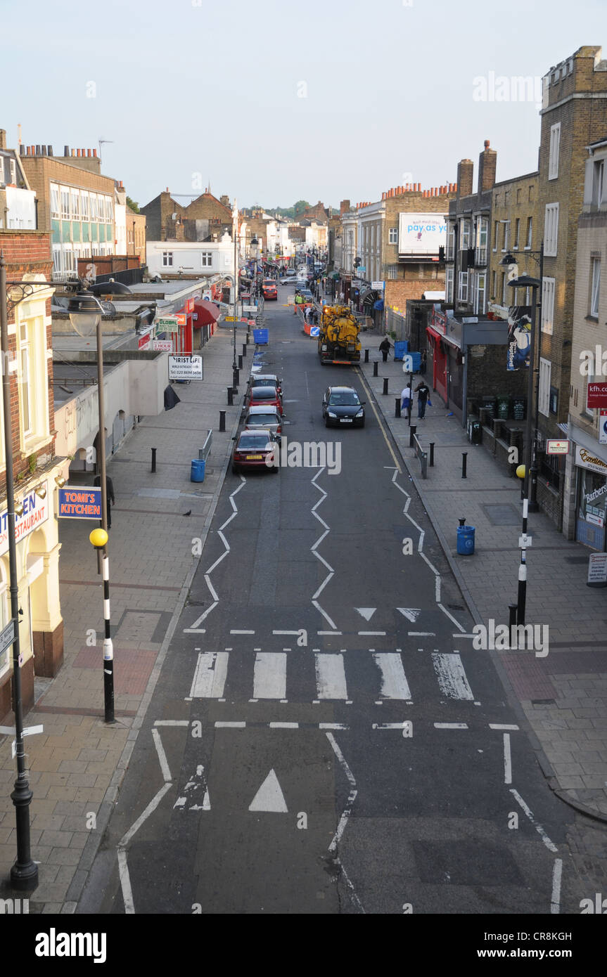 Una tipica strada suburbana nella zona est di Londra. Foto Stock