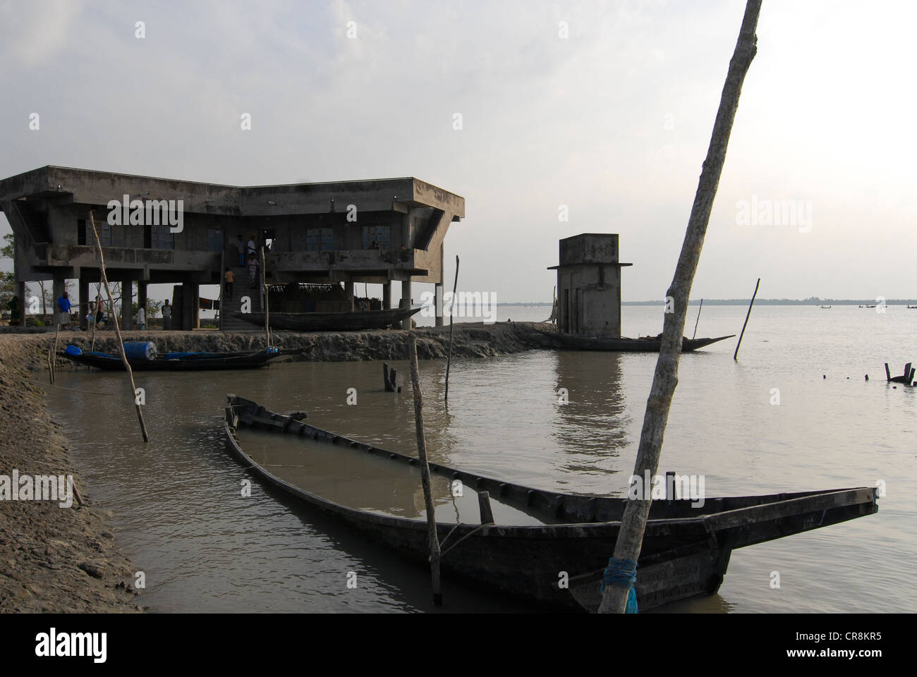 Bangladesh , villaggio Kalabogi presso il river Shibsha vicino alla baia del Bengala, i popoli sono i più colpiti dai cambiamenti climatici, inondazione rifugio per cyclone Foto Stock