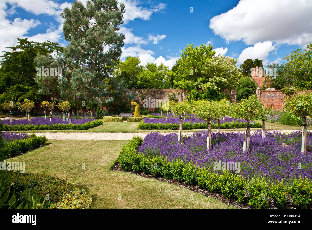 Vista su tutta la ex orto del paese di lingua inglese giardino di Littlecote Manor in Berkshire, Inghilterra, Regno Unito Foto Stock