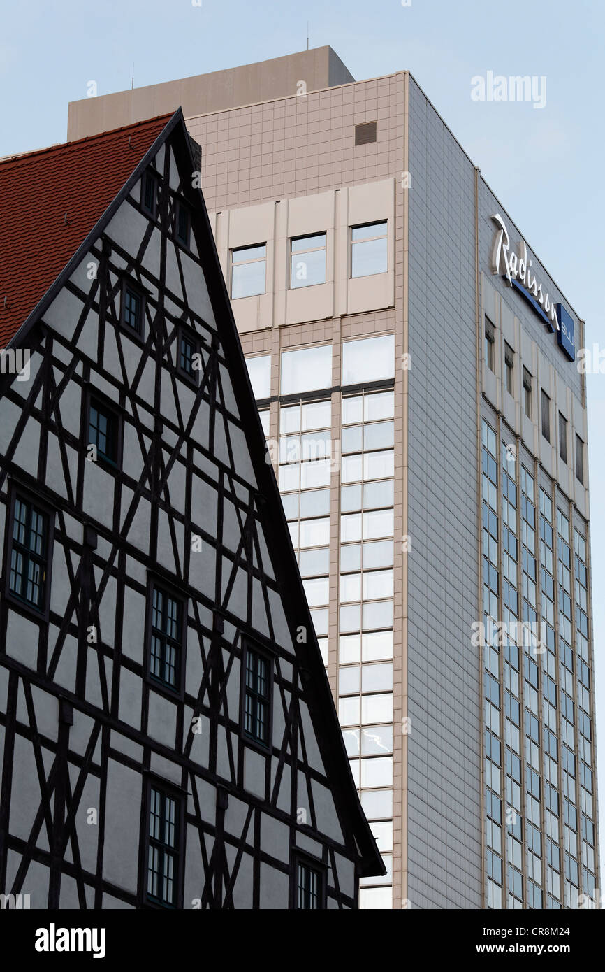 Casa in legno e muratura nella parte anteriore di un alto e moderno, il Radisson Hotel, Erfurt, Turingia, Germania, Europa Foto Stock