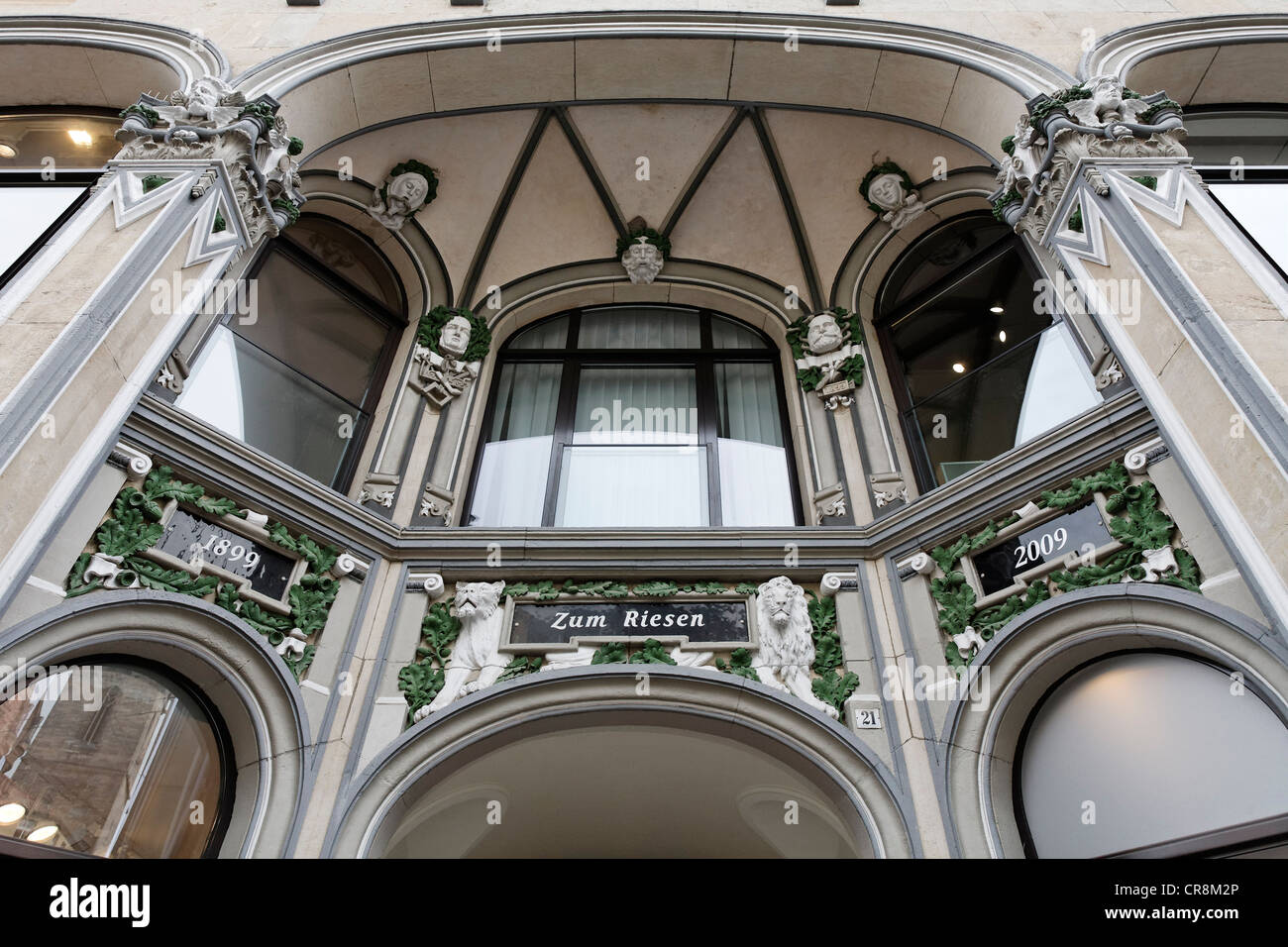 Ingresso al 'Haus zum Riesen' office e edificio commerciale, facciata in art nouveau,, ira, Erfurt, Turingia, Germania, Europa Foto Stock