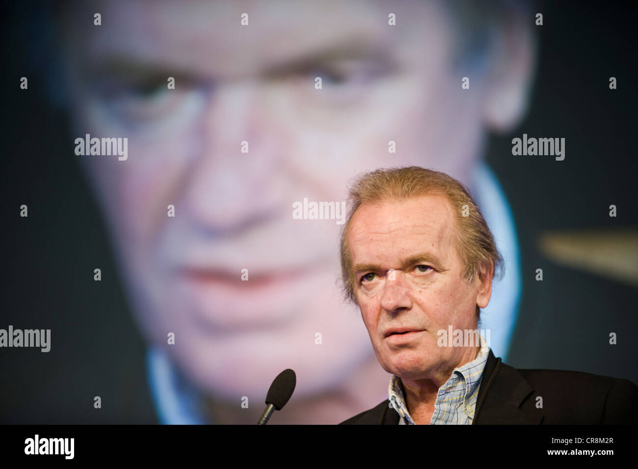 Martin Amis, romanziere britannico parlando al Telegraph Hay Festival 2012, Hay-on-Wye, Powys, Wales, Regno Unito Foto Stock