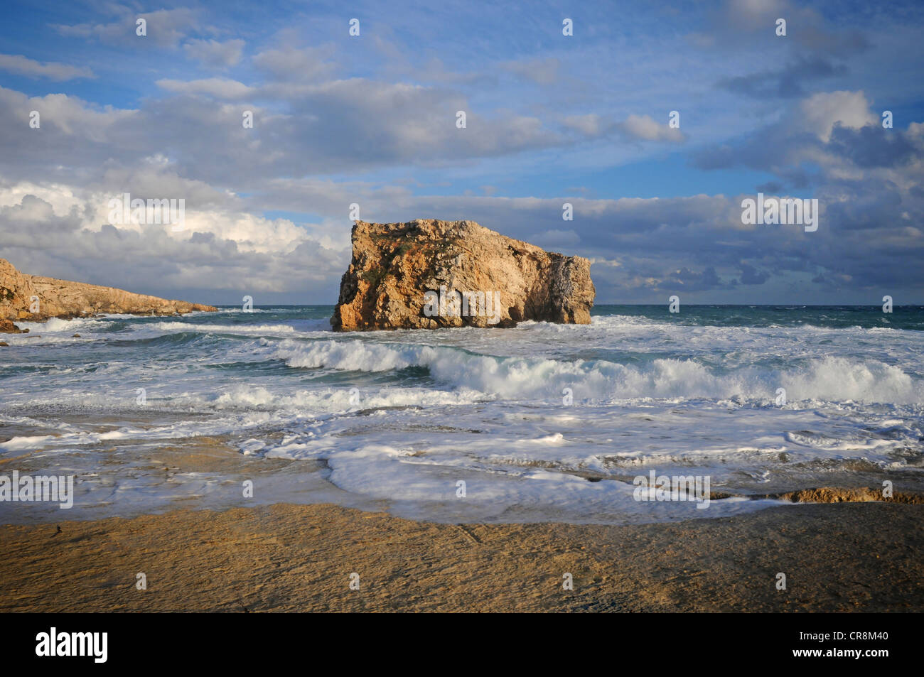 Una piccola isola abitabile al largo della costa di Qala Gozo a Malta. Foto Stock