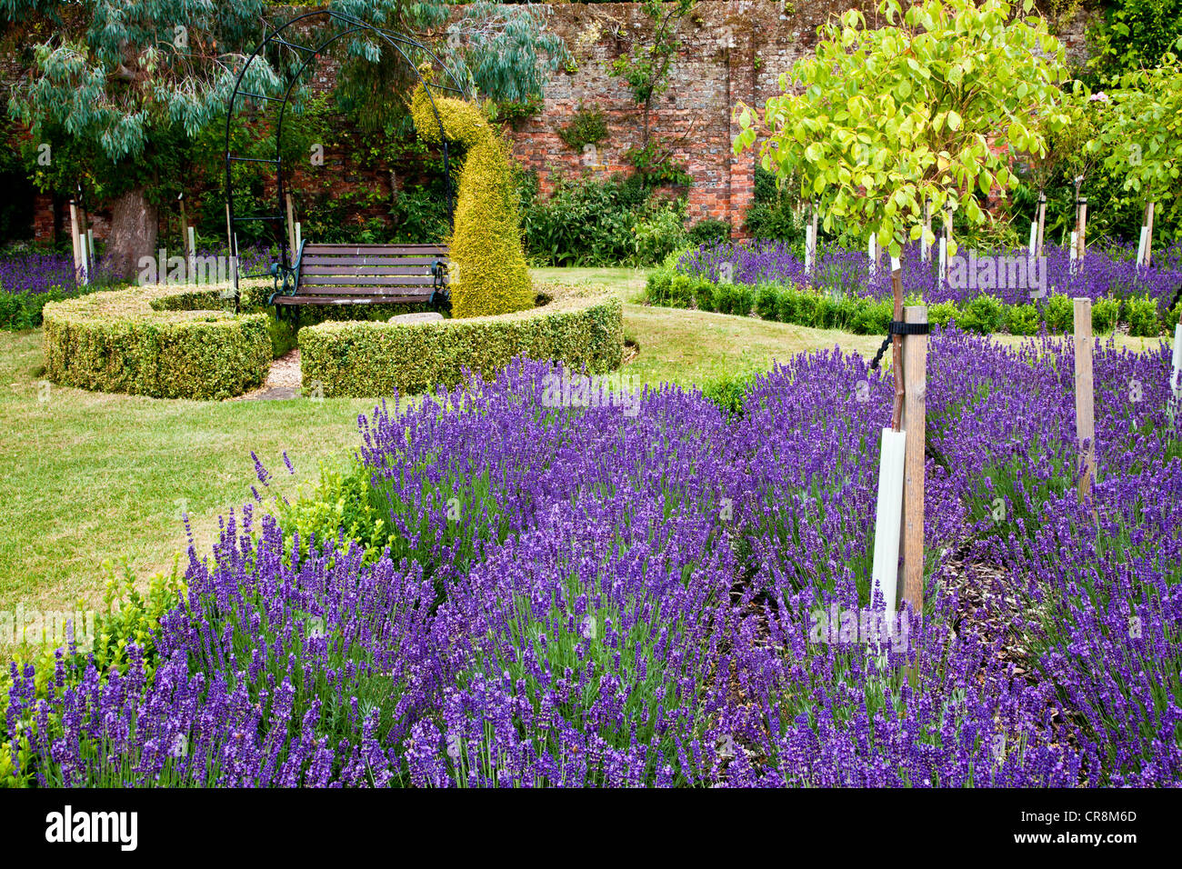 Vista su tutta la ex orto del paese di lingua inglese giardino di Littlecote Manor in Berkshire, Inghilterra, Regno Unito Foto Stock