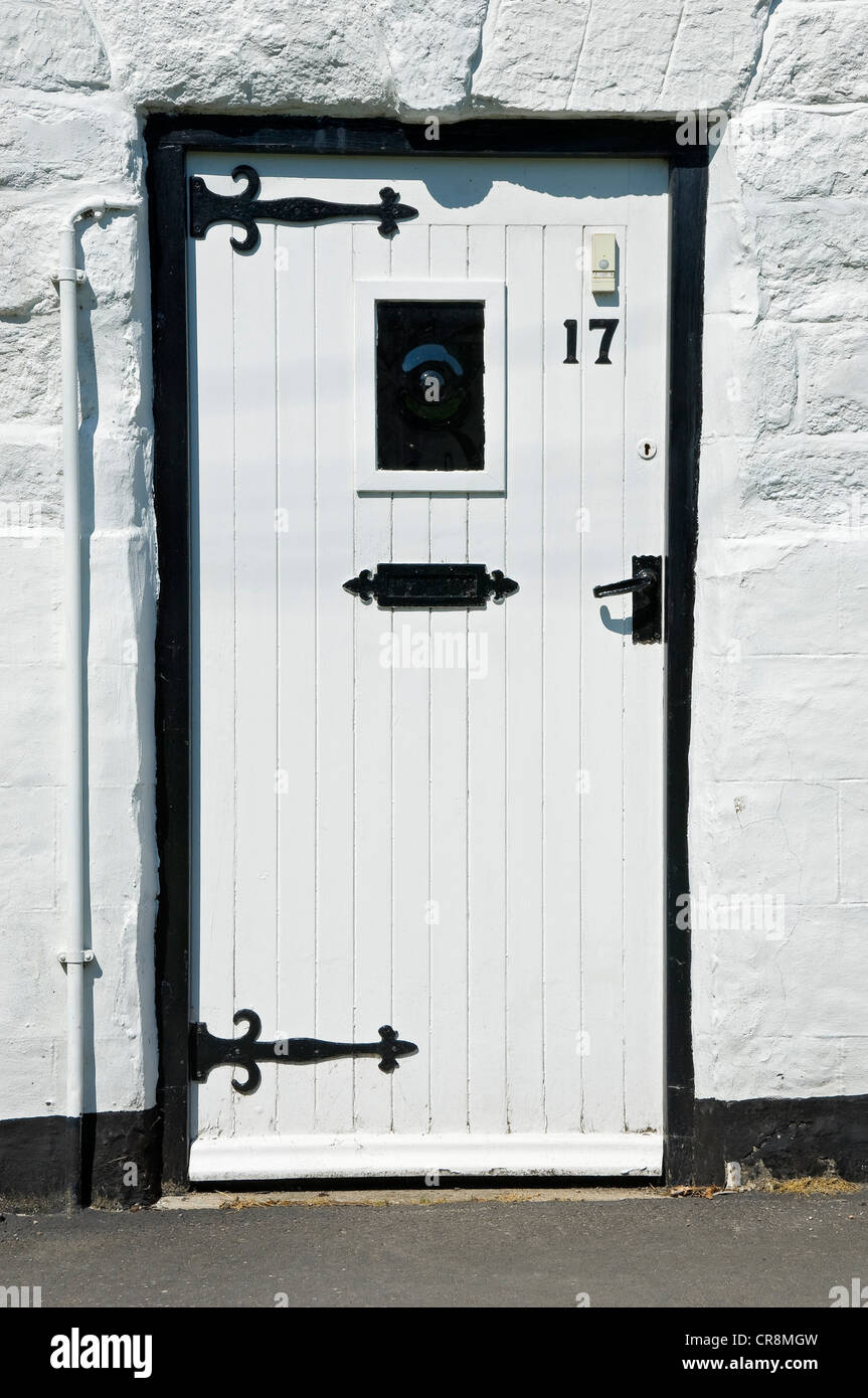 Primo piano di bianco casa cottage dipinta porta Inghilterra Regno Unito GB Gran Bretagna Foto Stock