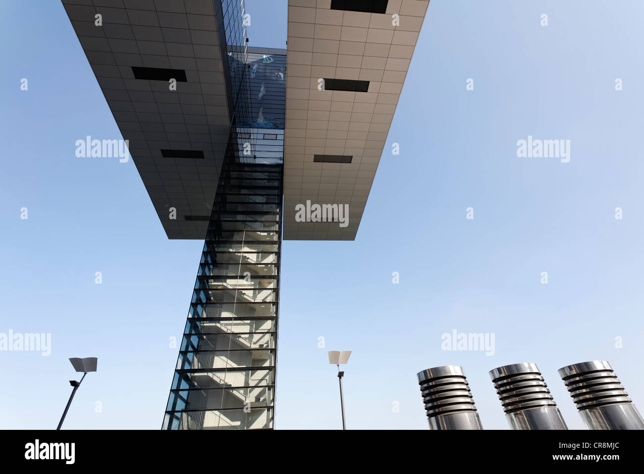La scala in Kranhaus 1 Edificio per uffici, architettura futuristica, quartiere Rheinauhafen, Colonia, nella Renania settentrionale-Vestfalia Foto Stock