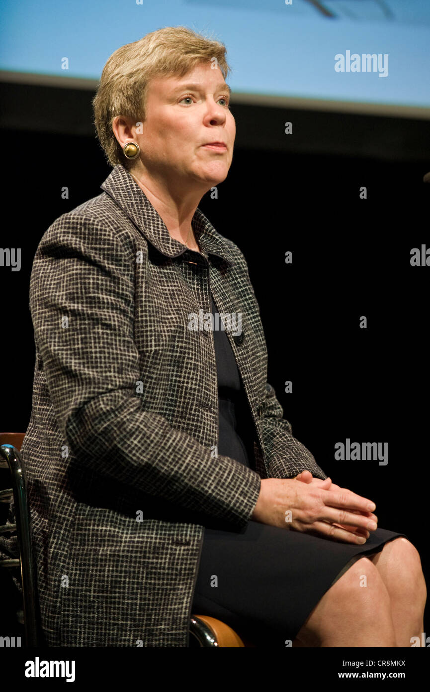 Rose Gottemoeller, American Sotto Segretario di Stato per il controllo degli armamenti e la sicurezza internazionale dando il Joseph Rotblat Lecture 2012 presso il Telegraph Hay Festival 2012, Hay-on-Wye, Powys, Wales, Regno Unito Foto Stock