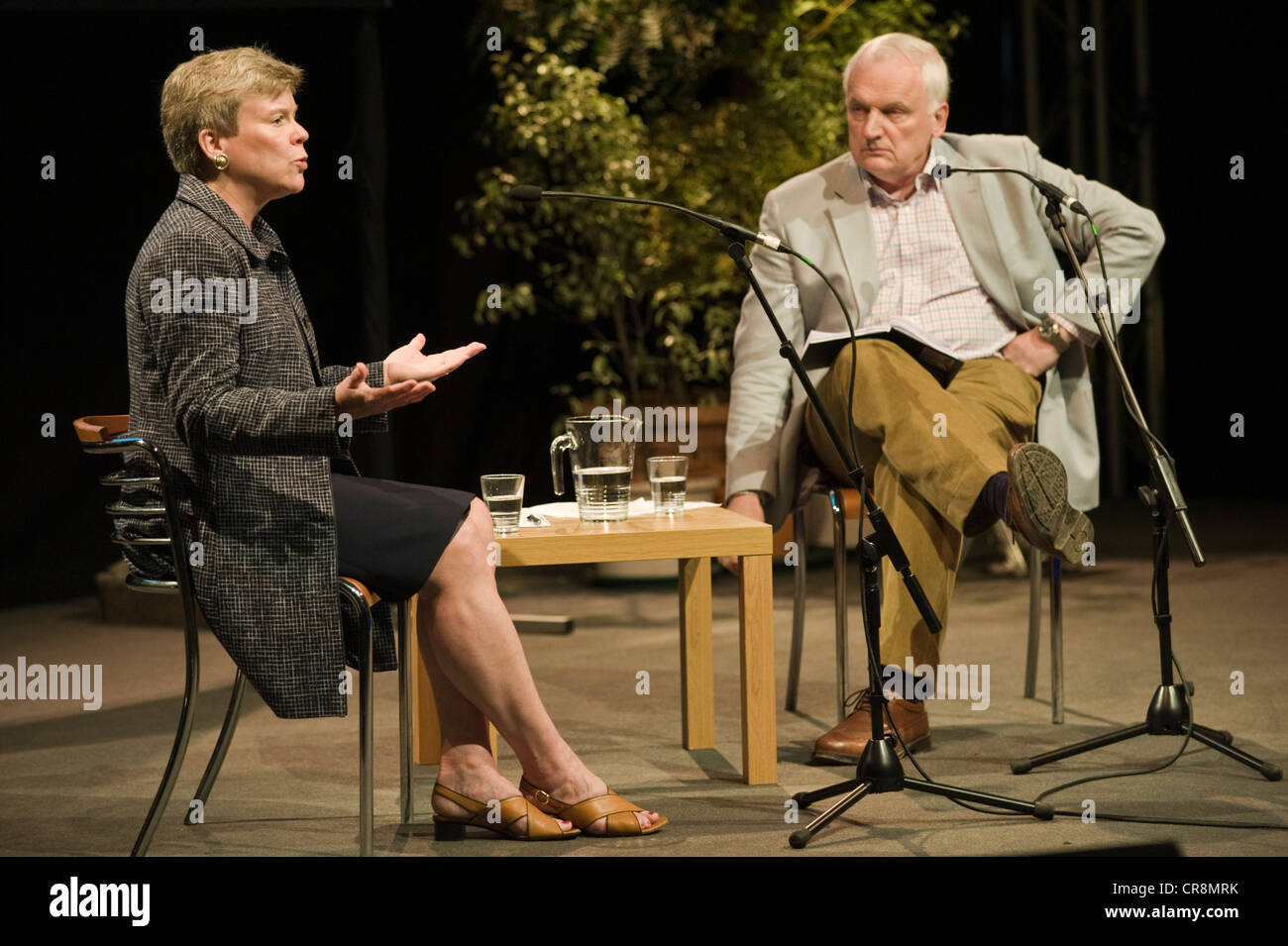 Rose Gottemoeller, American Sotto Segretario di Stato per il controllo degli armamenti e la sicurezza internazionale dando il Joseph Rotblat Lecture 2012 parlando di Nik Gowing presso il Telegraph Hay Festival 2012, Hay-on-Wye, Powys, Wales, Regno Unito Foto Stock