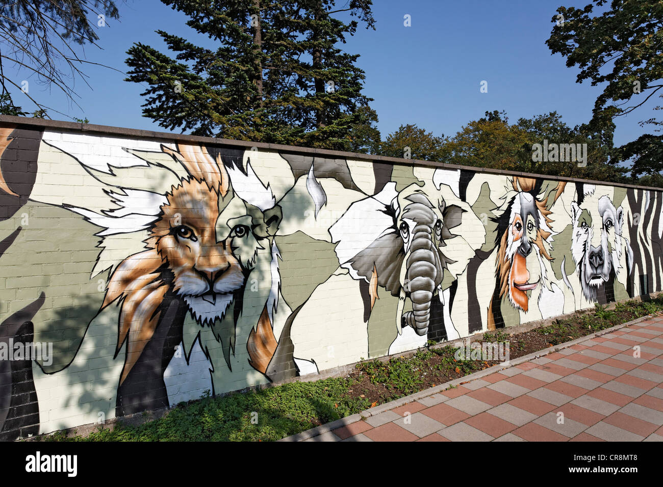 Graffiti con animali sulla parete del Zoo di Colonia, Colonia, nella Renania settentrionale-Vestfalia, Germania, Europa Foto Stock