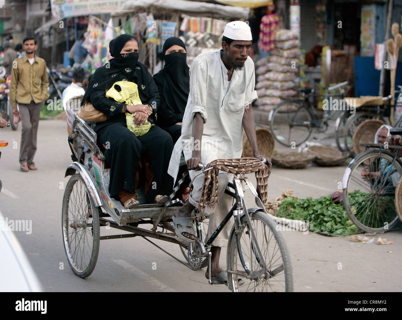India, uomini triciclo motorizzato per le strade della città di Lucknow, Uttar Pradesh, India Foto Stock