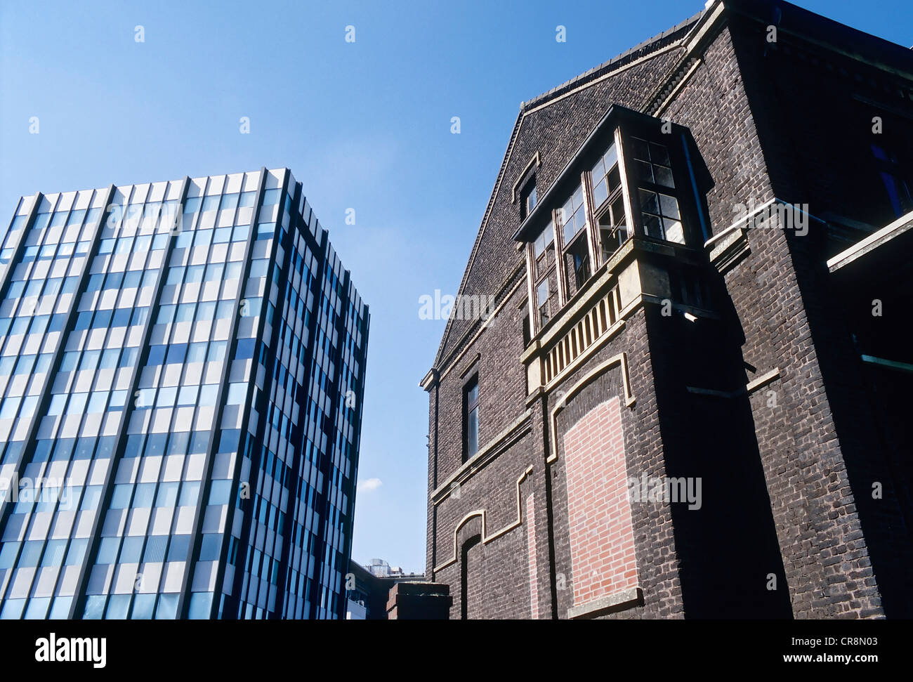 Un edificio alto e moderno e un edificio storico accanto al cancello 4, Chempark Krefeld-Uerdingen industrial park, precedentemente noti Foto Stock