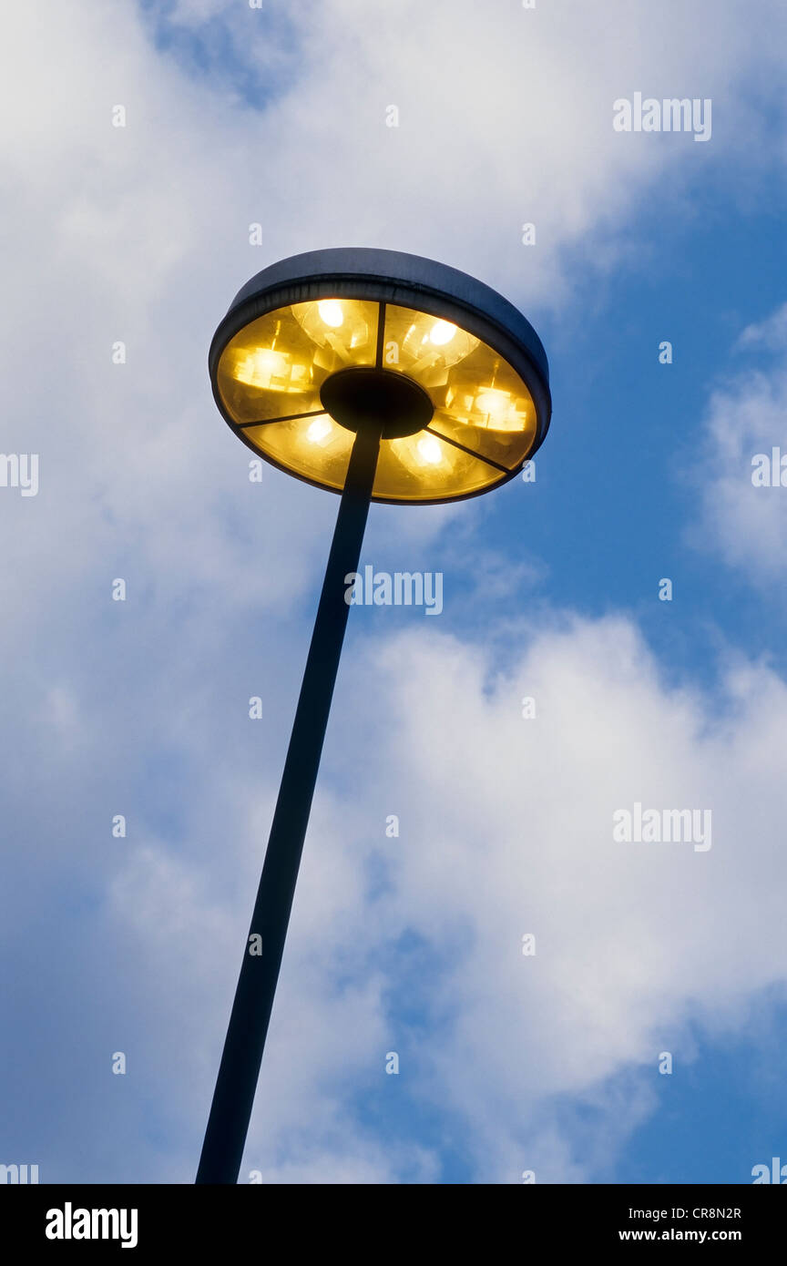 Torre faro con sei lampade su un sito industriale, acceso, Krefeld, Renania settentrionale-Vestfalia, Germania Foto Stock