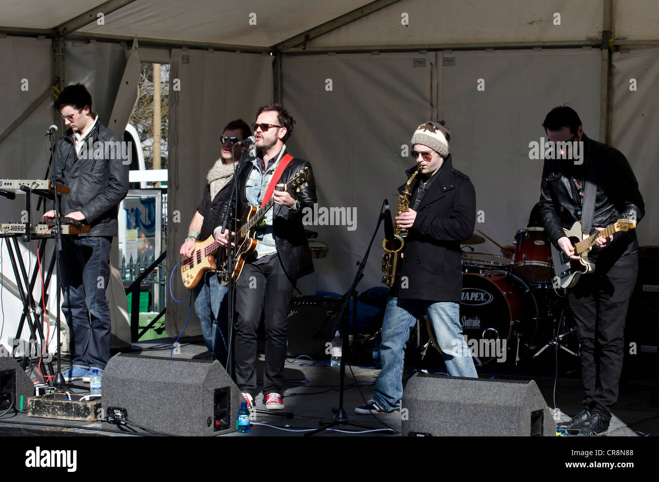 Gruppo locale, l'ASP esegue durante il Rock & Roll Edimburgo mezza maratona 2012. Foto Stock