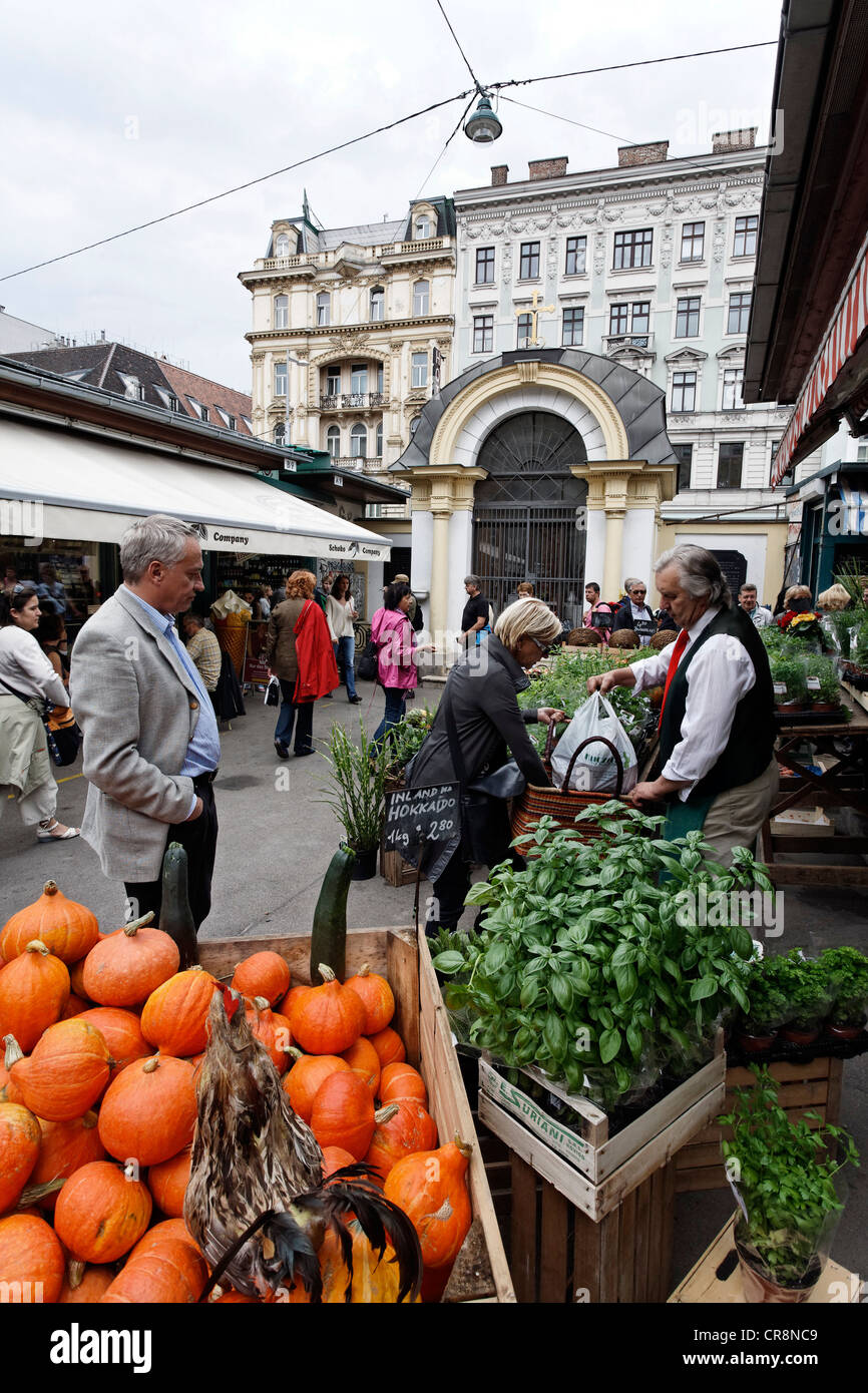 Pressione di stallo di mercato offrendo le verdure e le erbe aromatiche, il mercato Naschmarkt, Wienzeile street, Vienna, Austria, Europa Foto Stock