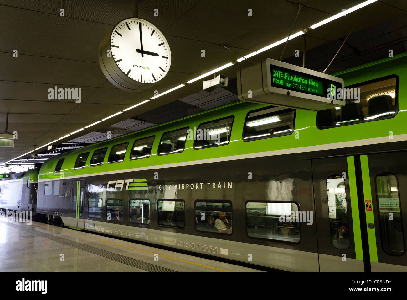 Treno City Airport, CAT, in attesa alla stazione Wien-Mitte, Vienna, Austria, Europa Foto Stock