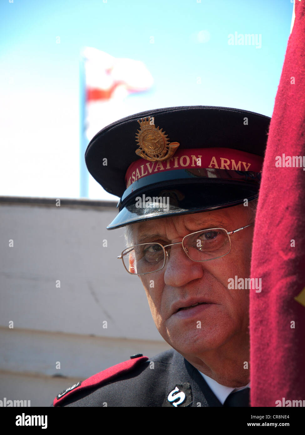 Un soldato dell'Esercito della Salvezza contiene un flag in un rally sul lungomare di Brighton Foto Stock