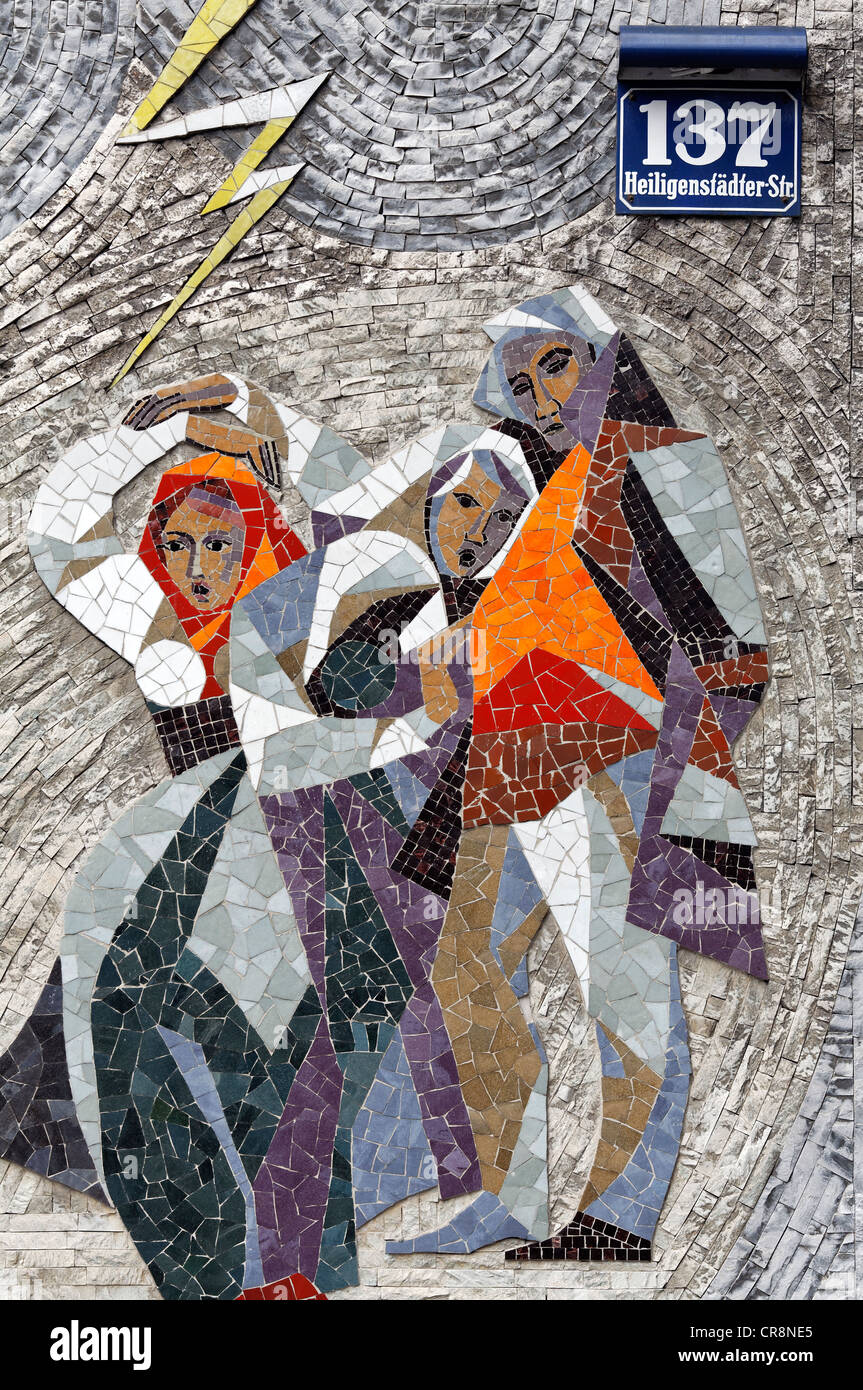 Tre donne rurali proteggere se stessi da un fulmine, mosaico su una comunità tenement complessa, sessanta, Vienna, Austria, Europa Foto Stock