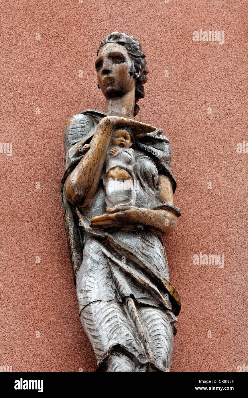 Allegoria della cura, scultura in ceramica presso la Karl-Marx-Hof cortile, più famosa di Vienna, tenement comunale complesso dal Foto Stock