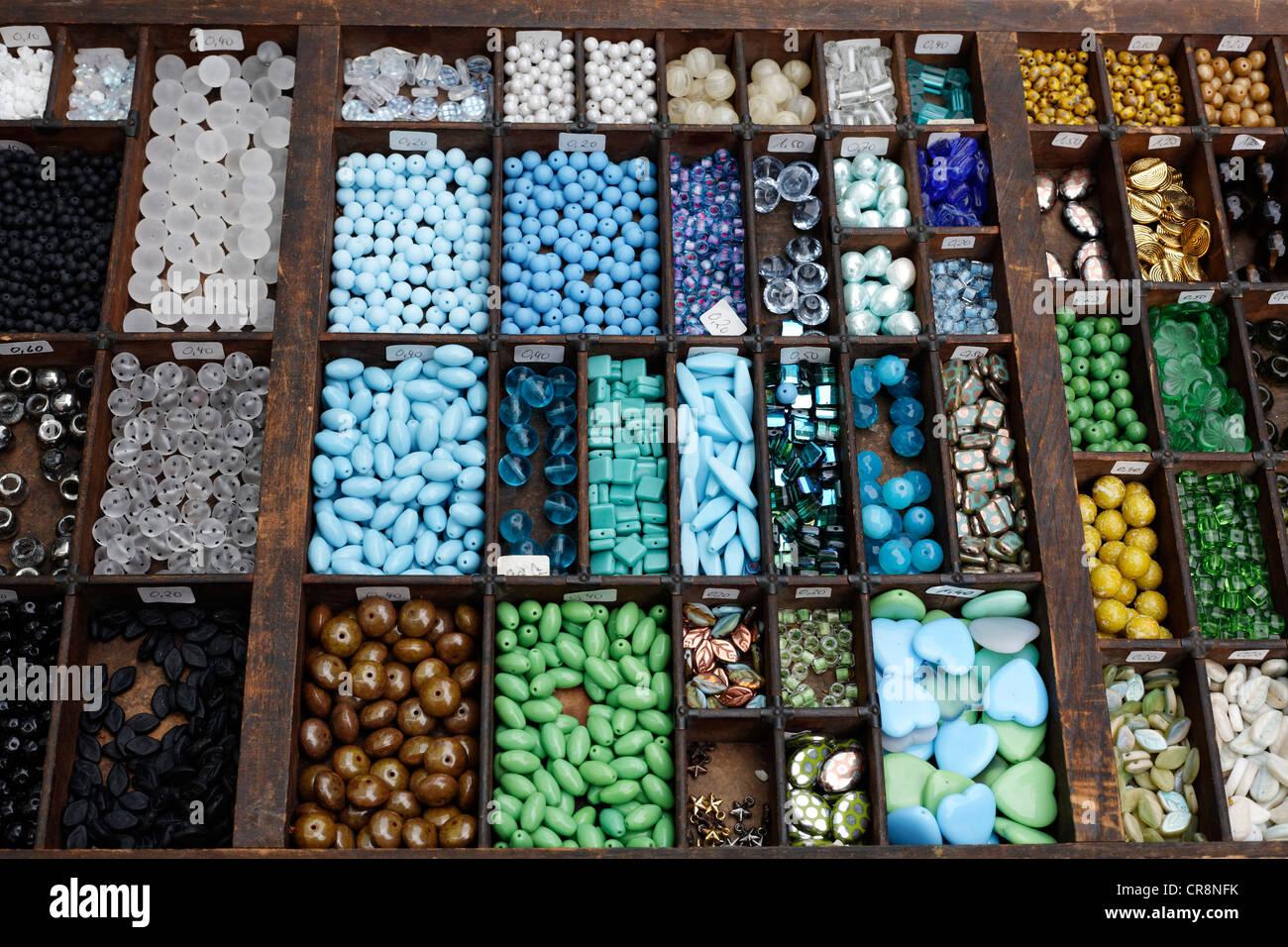 Colorate perline di vetro per la vendita in un caso di tipo, Flachsmarkt storico mercato di artigianato, Krefeld-Linn, Renania settentrionale-Vestfalia Foto Stock