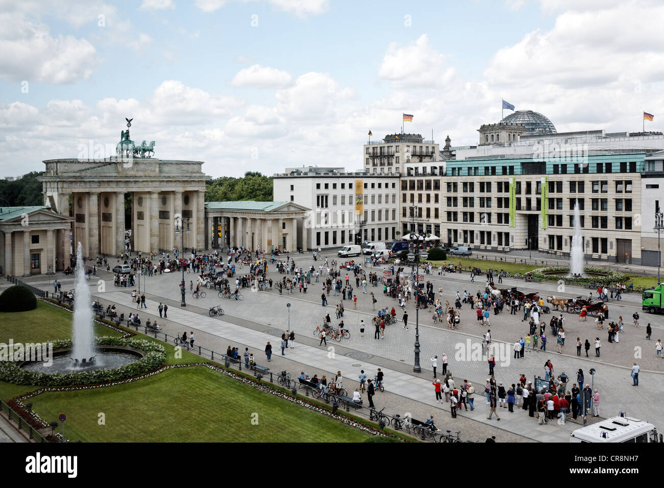 Pariser Platz e la Porta di Brandeburgo, il quartiere Mitte di Berlino, Germania, Europa Foto Stock
