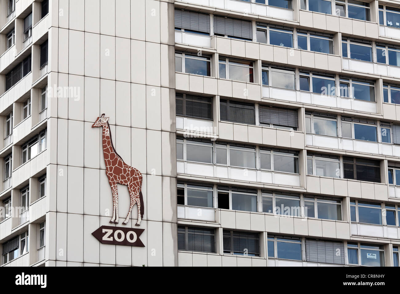 Illustrazione di una giraffa e un segno che conduce a un giardino zoologico, pubblicità su un edificio alto, Breitscheidplatz square, Berlino Foto Stock