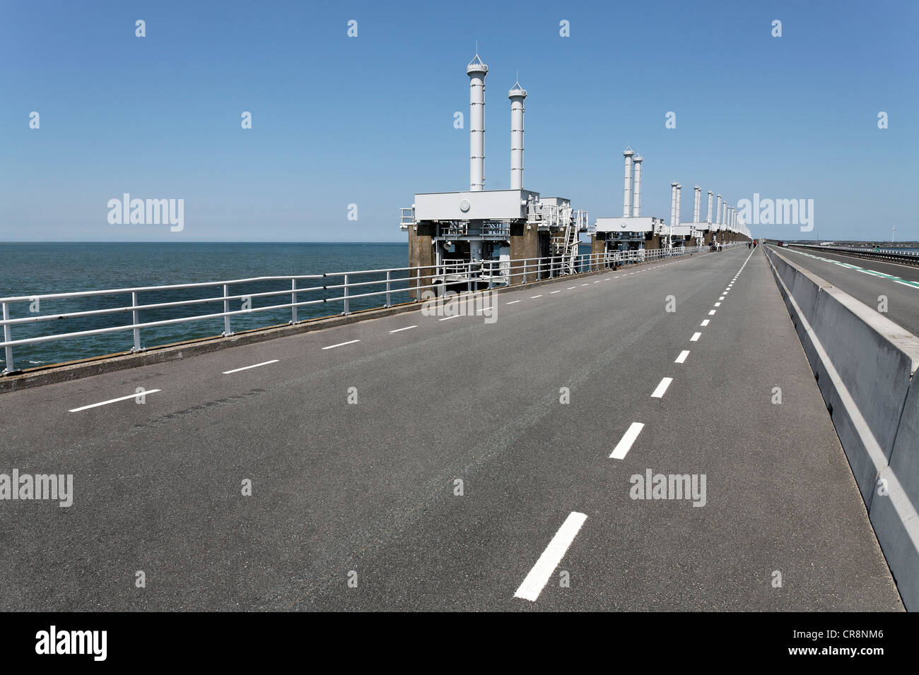 Strada sulla tempesta-surge barriera tra Oosterschelde o Schelda orientale e del Mare del Nord, Zeeland, Paesi Bassi, Europa Foto Stock