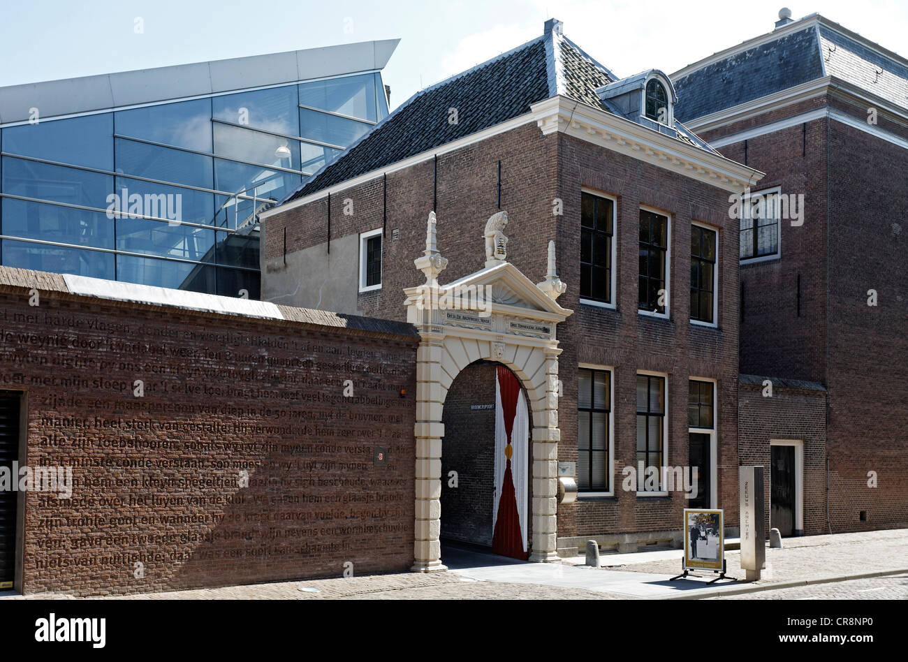 Portale storico di Zeeuws Archief archivio, Van de Perrehuis edificio, Middelburg, Walcheren, Zeeland, Paesi Bassi, Europa Foto Stock