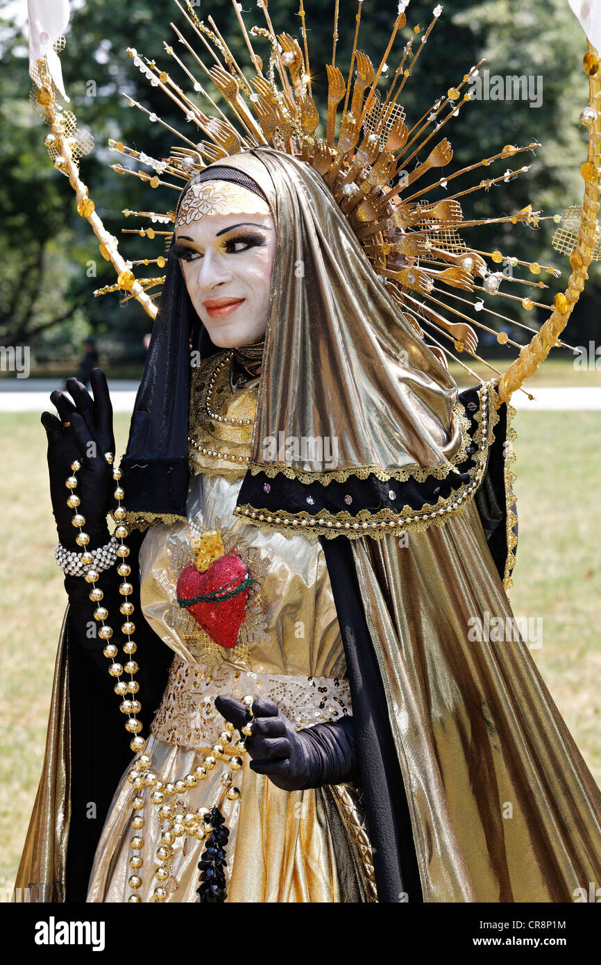 Drag queen Abajur, vestito artisticamente come Madonna con un alone, Christopher Street Day a Duesseldorf in Renania settentrionale-Vestfalia Foto Stock