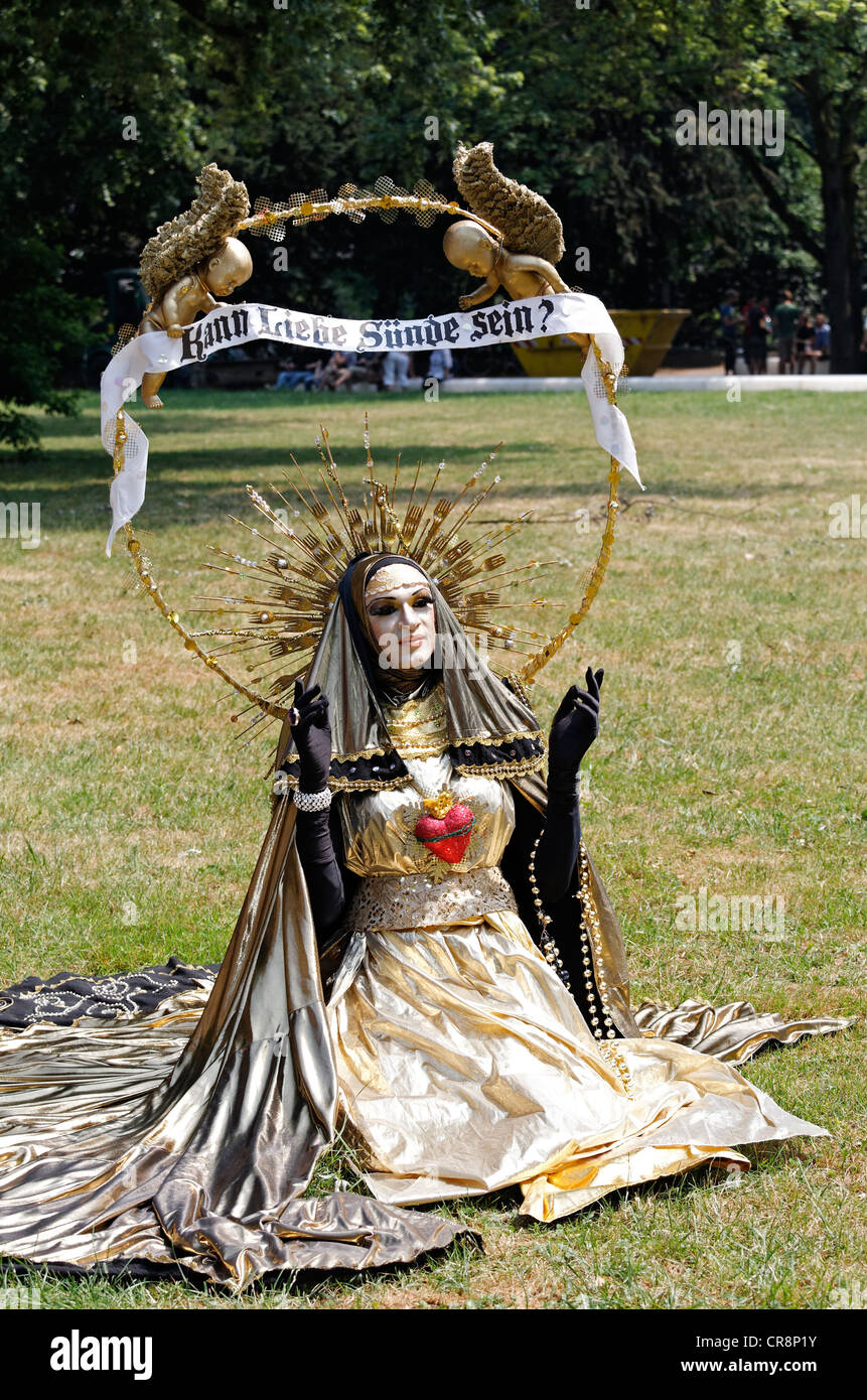 Drag queen Abajur, vestito artisticamente come Madonna con un alone, Christopher Street Day a Duesseldorf in Renania settentrionale-Vestfalia Foto Stock