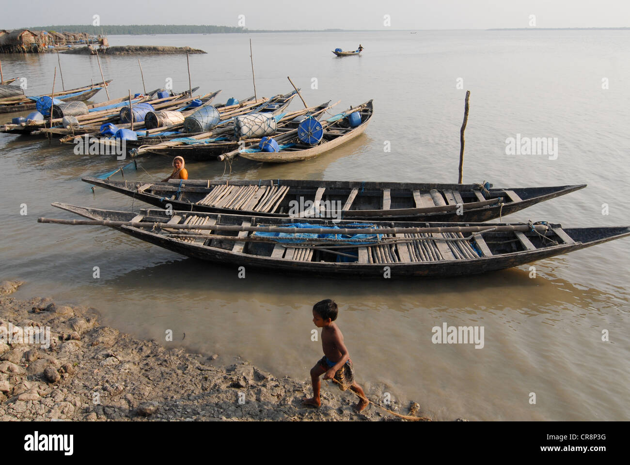 Bangladesh , villaggio Kalabogi presso il river Shibsha vicino alla baia del Bengala, i popoli sono i più colpiti dai cambiamenti climatici, barche per la pesca Foto Stock