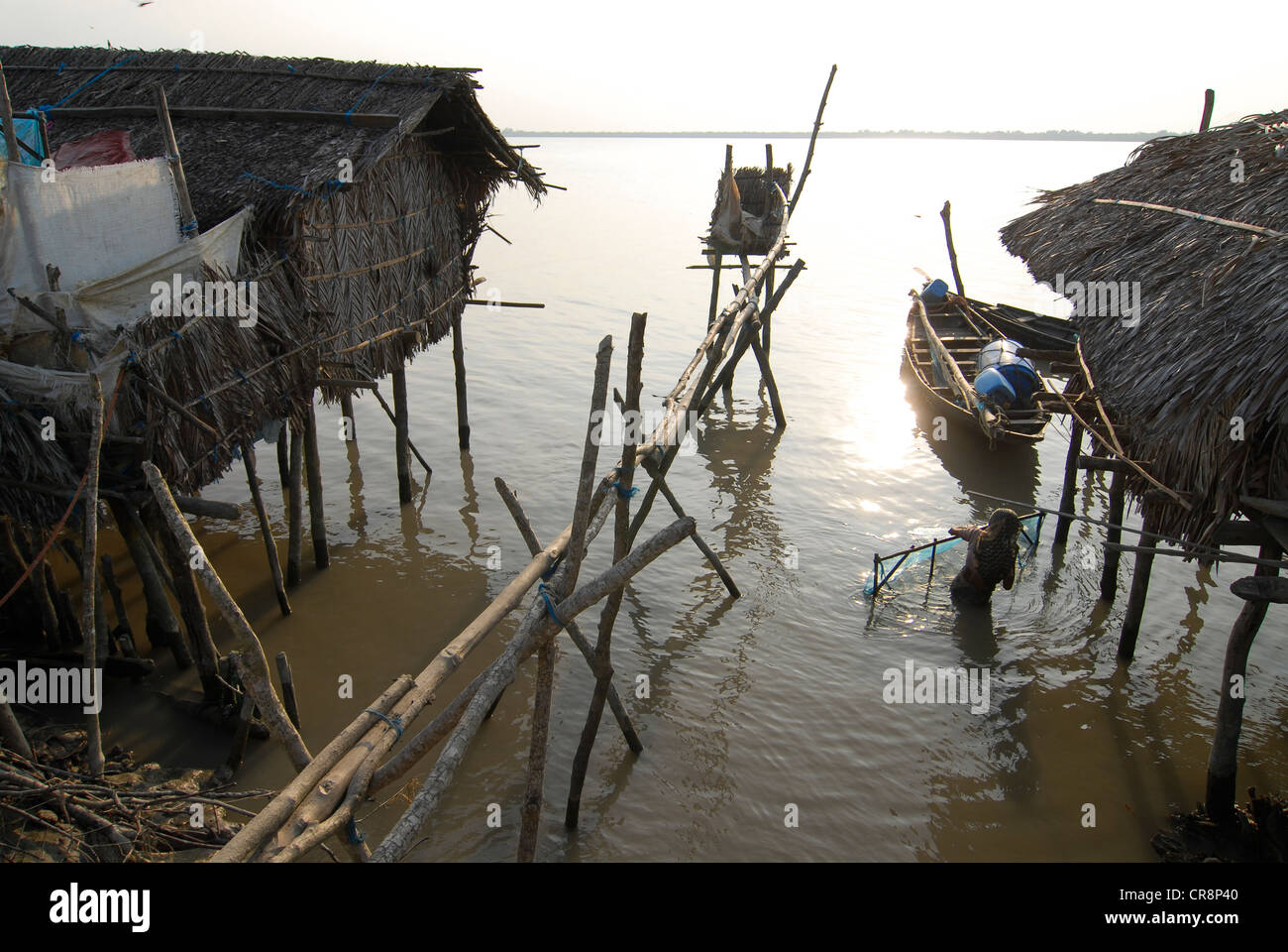 Bangladesh , villaggio Kalabogi presso il river Shibsha vicino alla baia del Bengala, i popoli sono i più colpiti dal cambiamento climatico Foto Stock