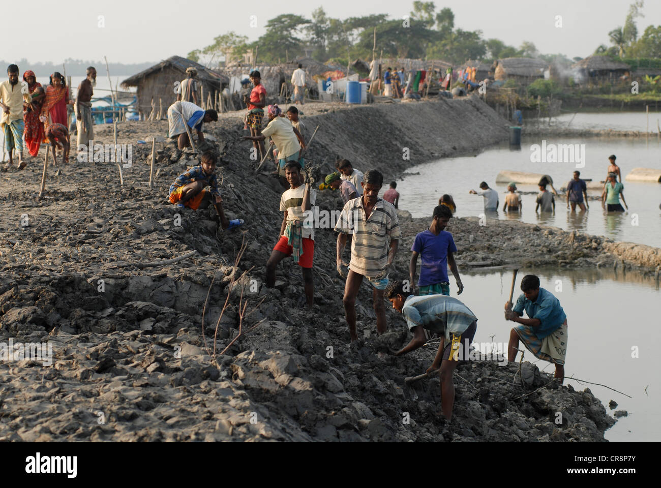 Bangladesh , villaggio Kalabogi presso il river Shibsha vicino alla baia del Bengala, i popoli sono i più colpiti dal cambiamento climatico Foto Stock