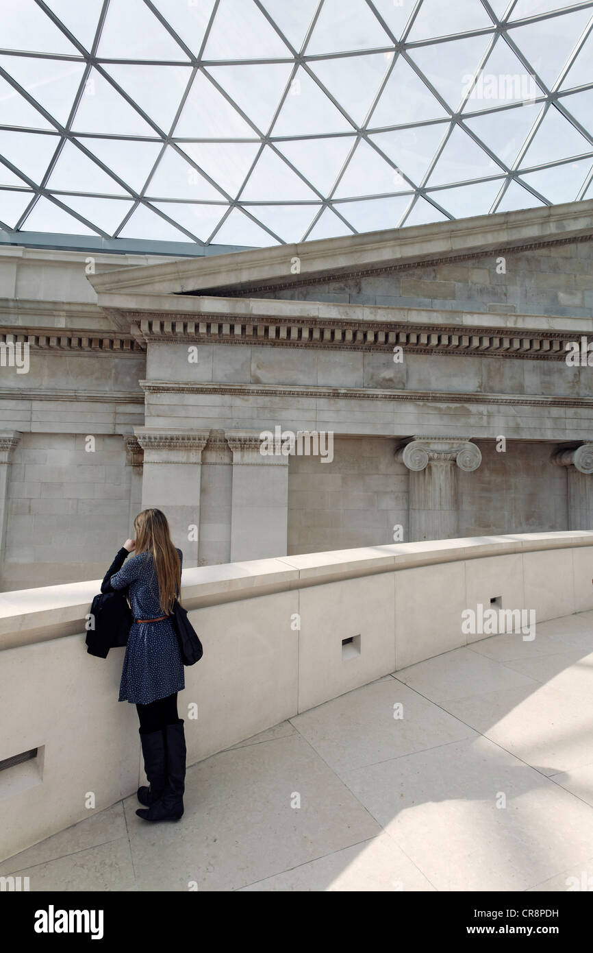 I giovani visitatori in attesa della grande corte con un moderno dome, il British Museum di Londra, Inghilterra, Regno Unito, Europa Foto Stock