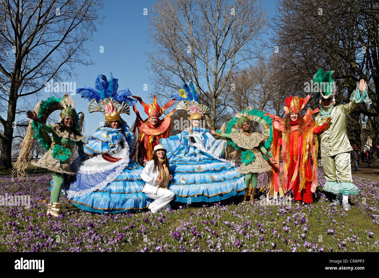 Il gruppo di musica da ballo con fantasiosi costumi, foto di gruppo e Rosenmontagszug sfilata di Carnevale 2011, Duesseldorf, nella Renania settentrionale-Vestfalia Foto Stock