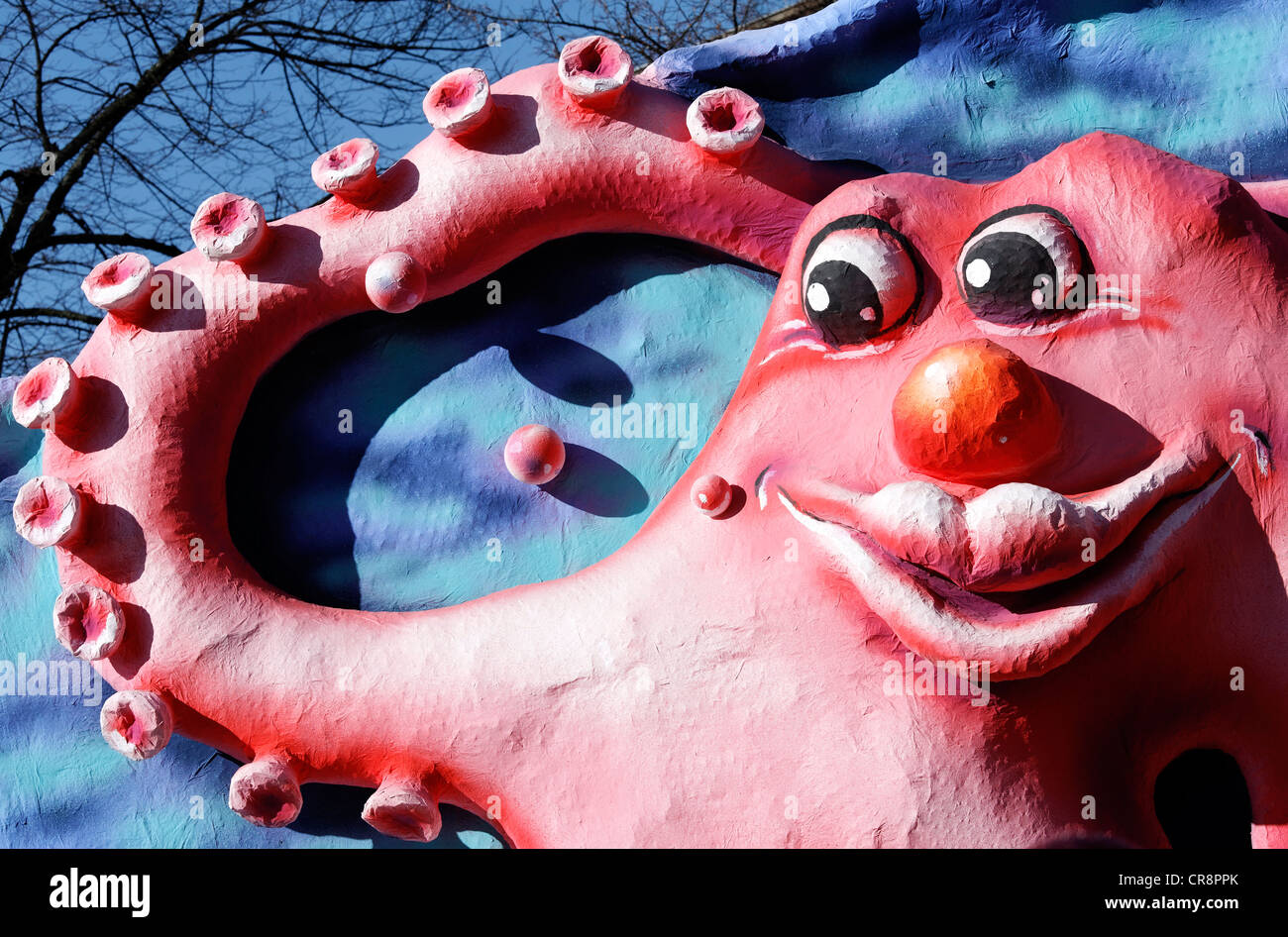 Divertente il polpo con un volto umano, salutando con il suo tentacolo, cartoon stile carta-mache figura, sfilata galleggiante al Rosenmontagszug Foto Stock