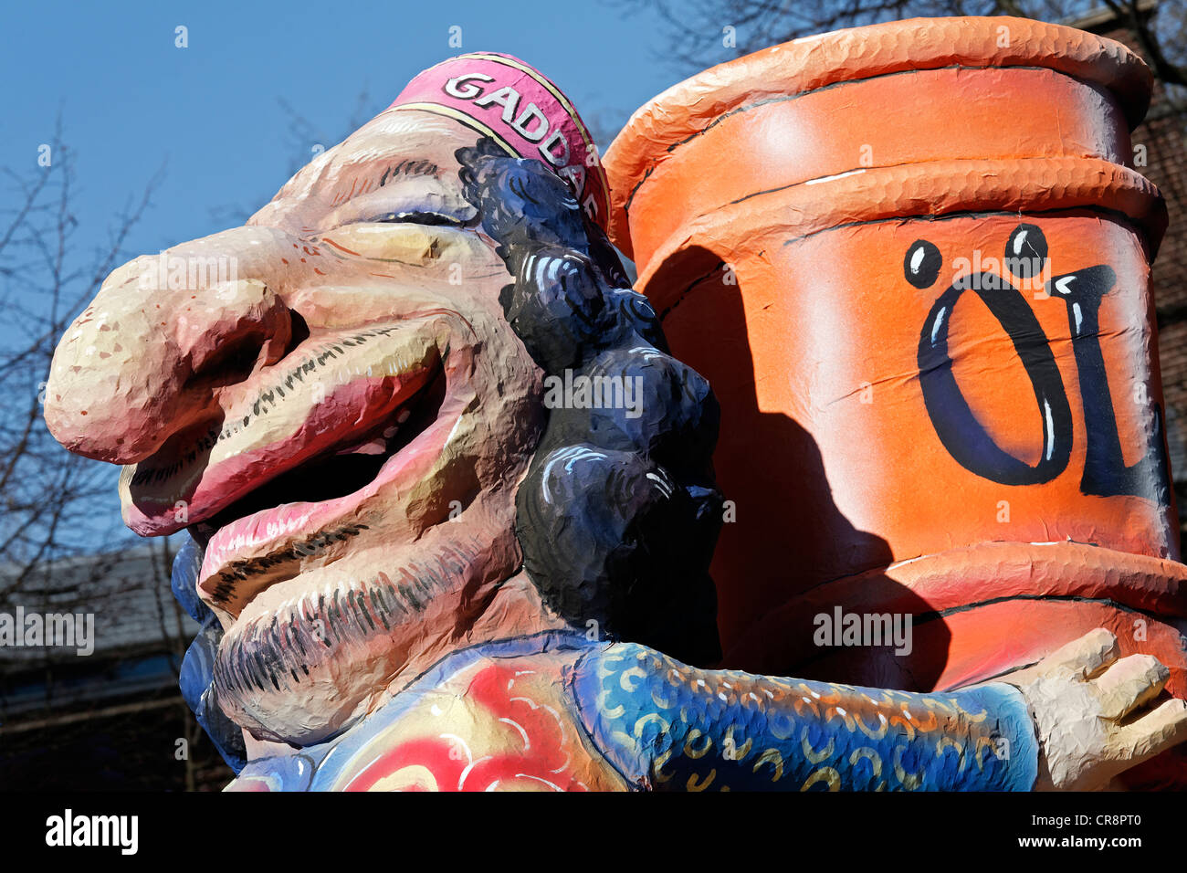 Dittatore Gheddafi che trasporta un barile di petrolio, carta-mache figura, satirico parata a tema galleggiante sul Carnevale Rosenmontagszug Foto Stock