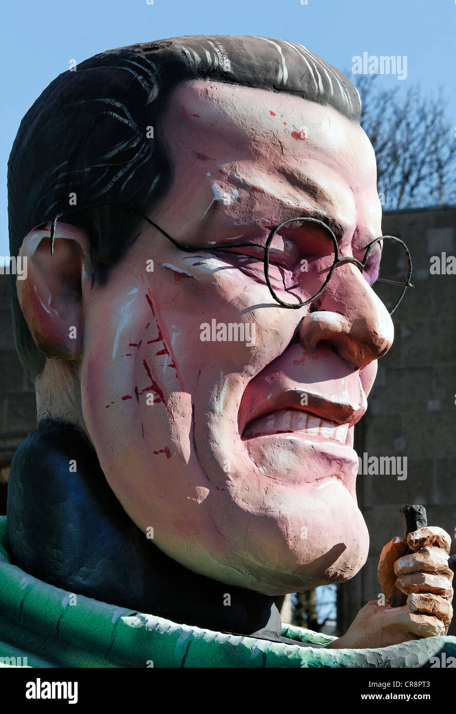 Grande testa di rassegnato stella politico Karl-Theodor zu Guttenberg, carta-mache figura, satirico parata a tema galleggiante sul Foto Stock