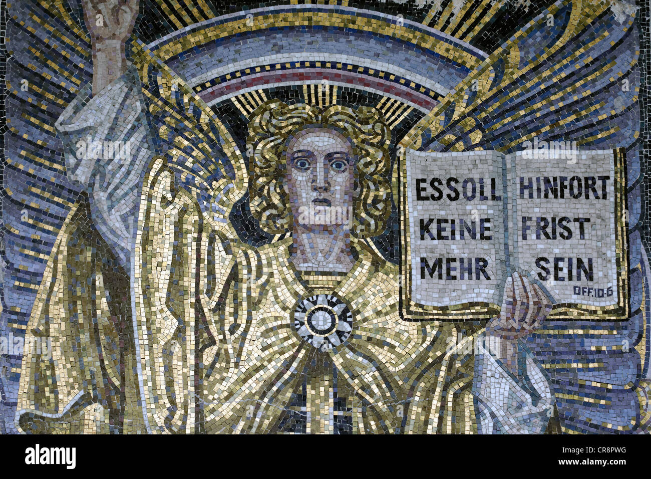Angelo con aprire la Bibbia, stile bizantino mosaico, la parte storica di Nordfriedhof cimitero, Duesseldorf, nella Renania settentrionale-Vestfalia Foto Stock