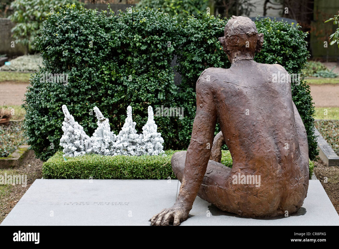 Figura maschile seduto su una tomba di pietra, moderna scultura grave, Nordfriedhof cimitero, Duesseldorf, nella Renania settentrionale-Vestfalia Foto Stock