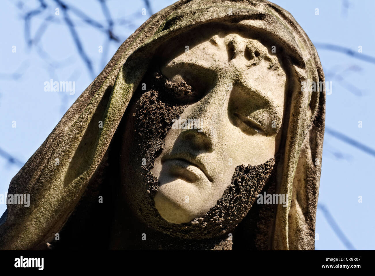 Faccia di un dolore di donna con gli occhi chiusi, weathered storico scultura grave, Nordfriedhof cimitero, Duesseldorf Foto Stock