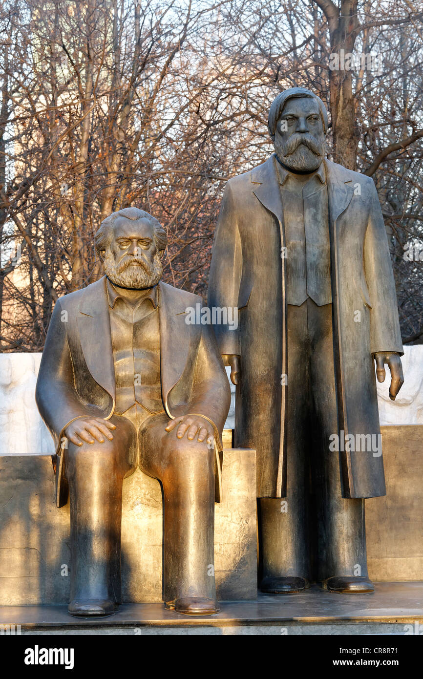 Karl Marx seduto e Friedrich Engels in piedi, statua della RDT, quartiere Mitte di Berlino, Germania, Europa Foto Stock