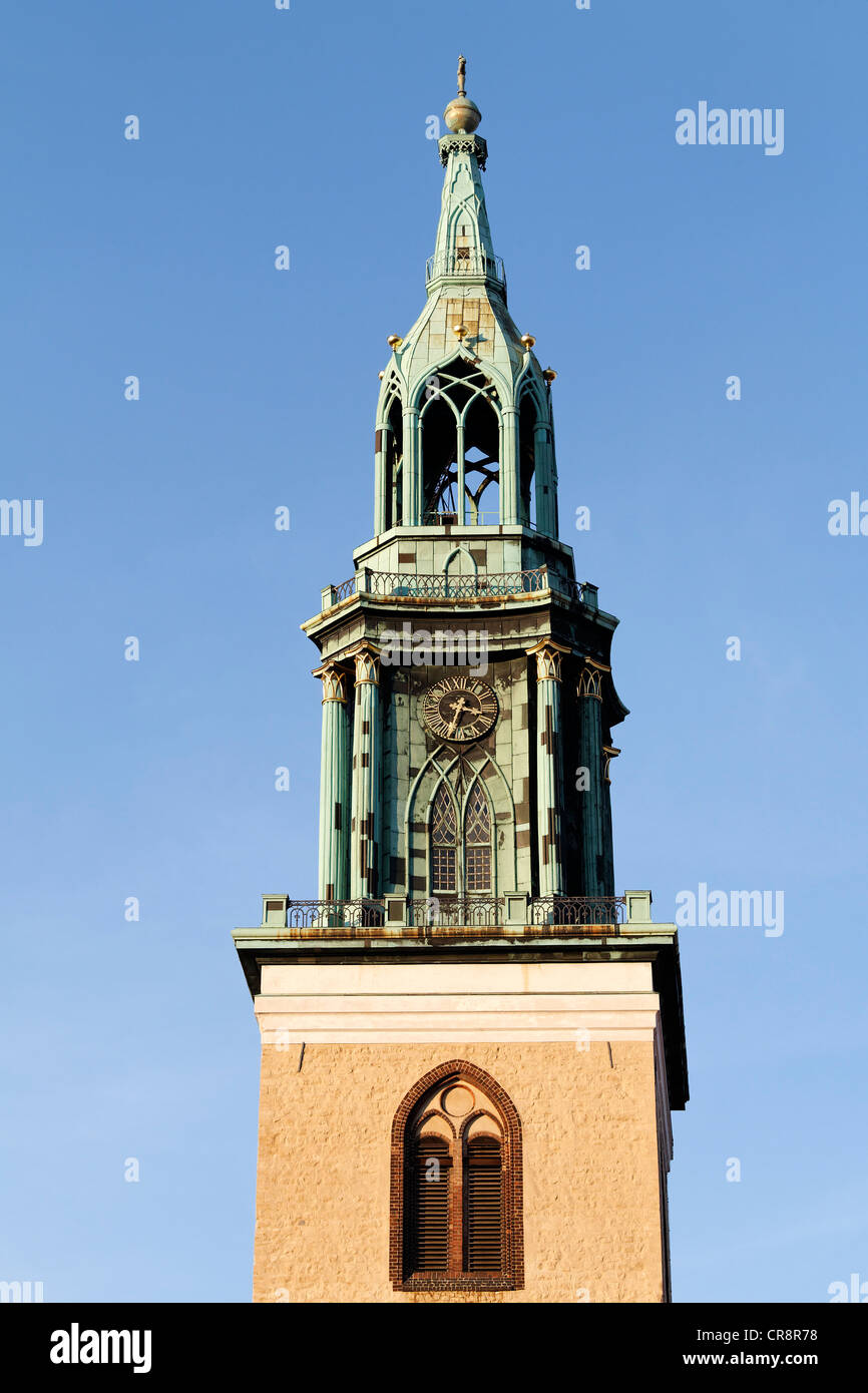 La torre della storica chiesa Marienkirche, quartiere Mitte di Berlino, Germania, Europa Foto Stock