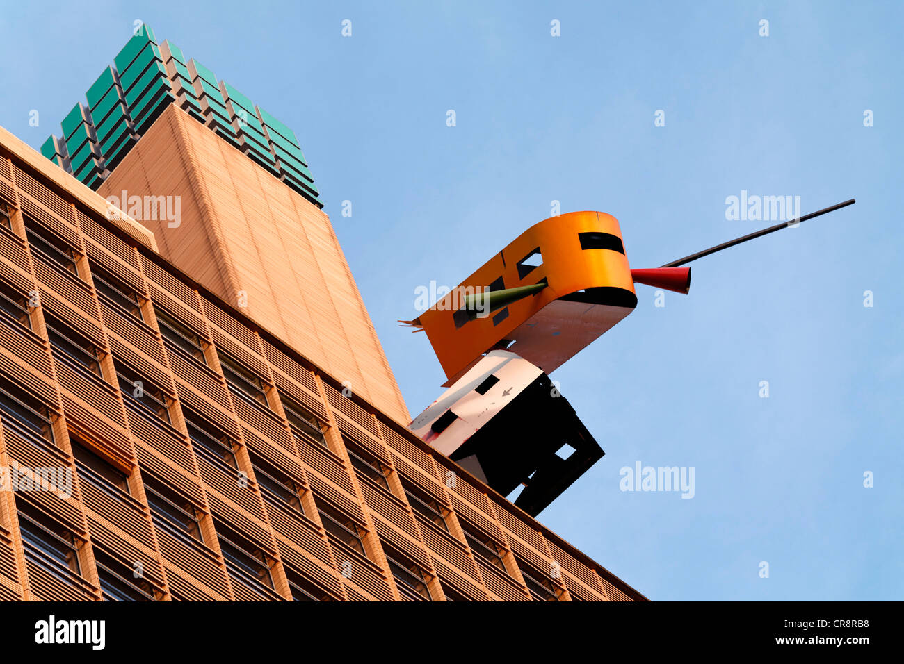 La scultura, sbarcati, da Auke de Vries sul tetto dell'edificio Debis, Potsdamer Platz, Berlin, Germania, Europa Foto Stock